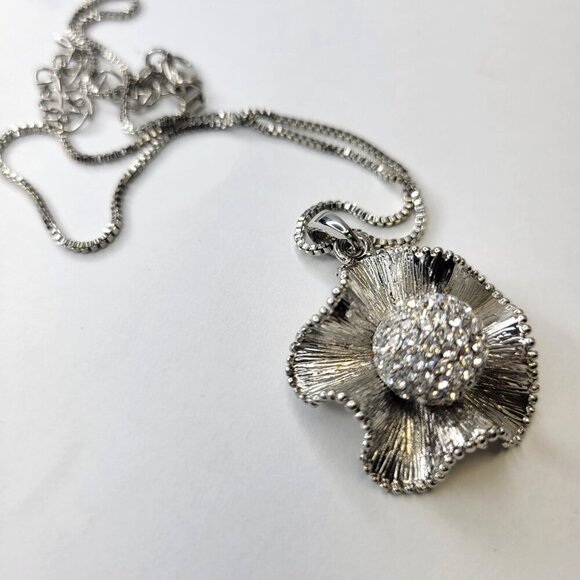Glitter Flower Pendant Silver tone Necklace - Picture 1 of 10